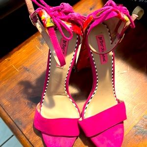 BETSEY JOHNSON Rallo pink heels